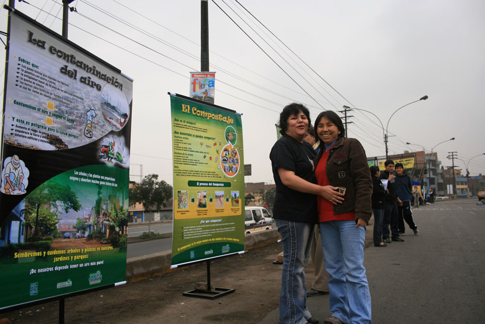 Deux promoteurs de santé et d’environnement, devant nos affiches