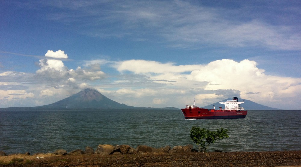 Image de synthèse d'un pétrolier traversant le lac Nicaragua devant Ometepe