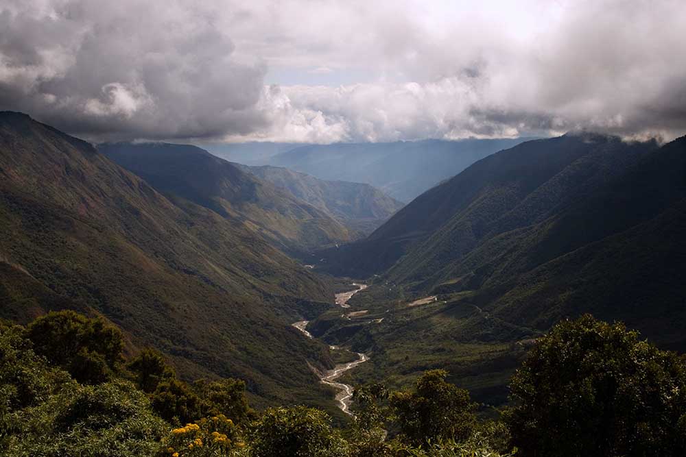 Des montagnes à la selva, route serpentant vers Quillabamba