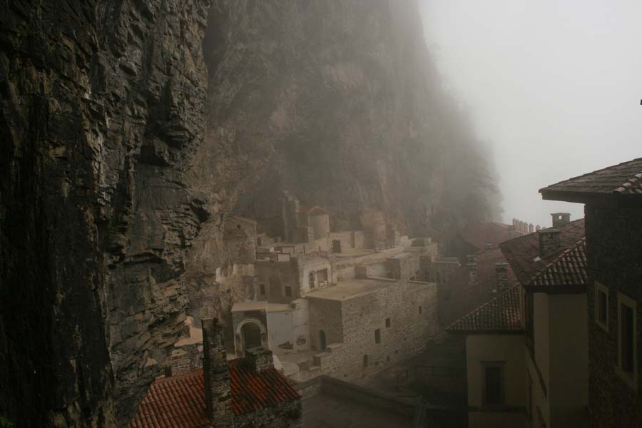 Le monastère de Sümela dans les brumes, près de la mer Noire